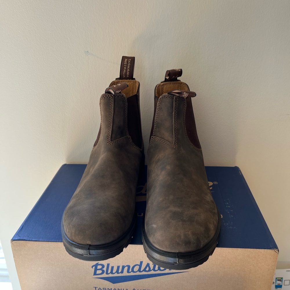 New With Box Unisex Blundstone 550 size 9.5 womens, 7.5 mens (US)